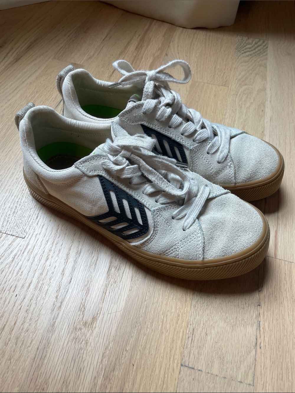 Cariuma Low-Top Sneakers in Off-White with Navy Accent and Gum Sole